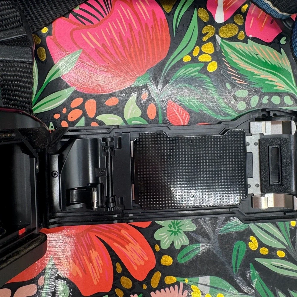 Minolta Maxxum 3000i 35mm SLR Camera with Quantaray 70-210mm AF Lens and Strap